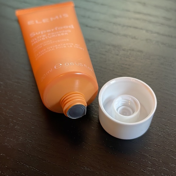 Elemis Superfood Glow Priming Moisturiser - Picture 3 of 3